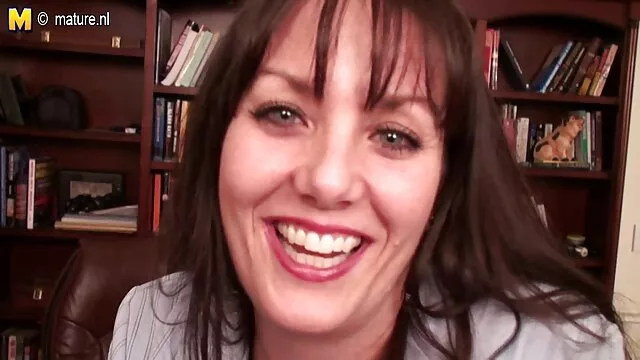 成熟したブロンドは恥知らずに屋外で自慰行為に使用されます。 可愛い 子 の エッチ 動画