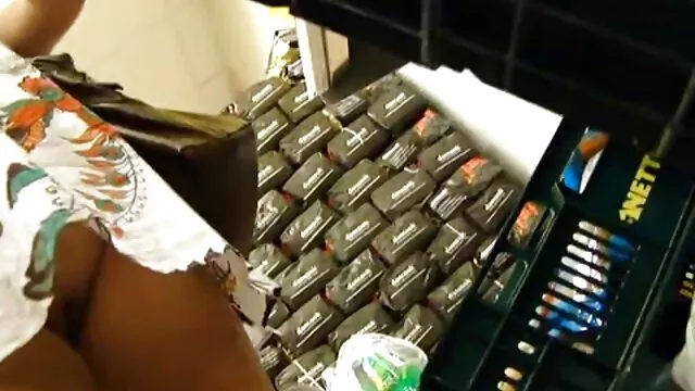 エボニー-ウッド セックス 動画 女性 ジーンズに大きな助教授