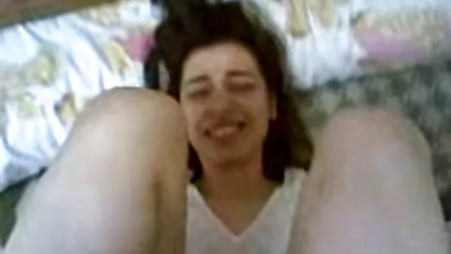 成熟した接吻情熱的にベッドと裸 女の子 の エロ ビデオ