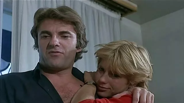 バスルームで紳士のコックを吸って、ベッドで彼をファックする若いポルノモデル。 女の子 同士 の エッチ 動画