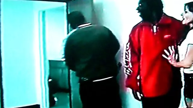 少年のスパイは、ベッドでクソ残忍な悲鳴で終わります。 女の子 の ため の えっち 動画