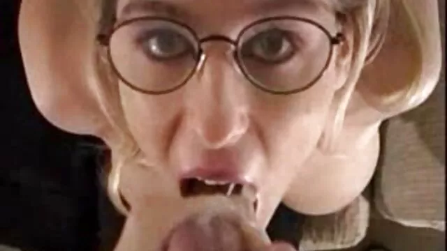 若いブルネットは、カメラの前で裸のポーズとすべての栄光で彼女の剃毛猫を示しています 女の子 無料 エロ 動画