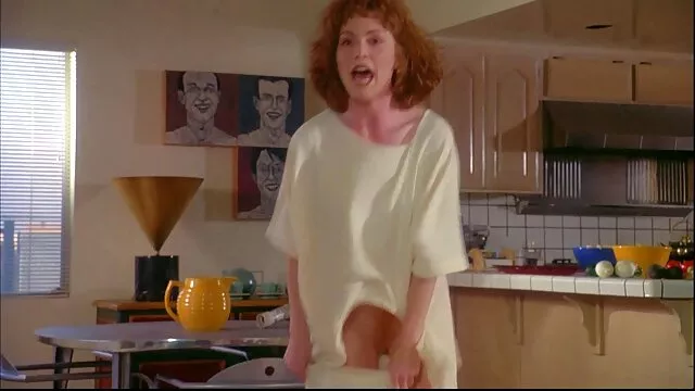 誰がベッドの中でふしだらな女を埋め、彼女の猫とお尻で精力的にファック 素人 女の子 エロ