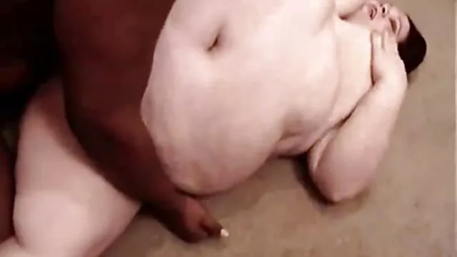 猫は犬の世話をして、この若い男は簡単に指を得ることができます 女の子 アダルト 無料