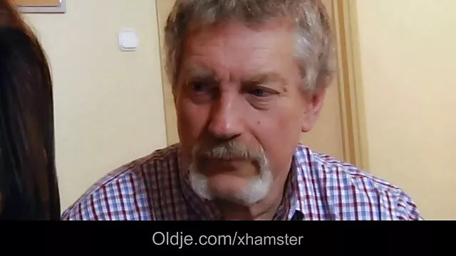 ガールフレンドは階段に座っている男に目が覚めた。 エッチ 動画 無料 女の子