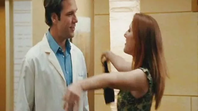 わんぱくブルネットfucks彼女の彼氏のお尻にベッド セックス 女の子 動画