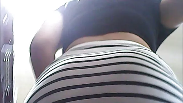 若いポルノモデルがデモを行い、酔ってセックス 女の子 えろ 動画