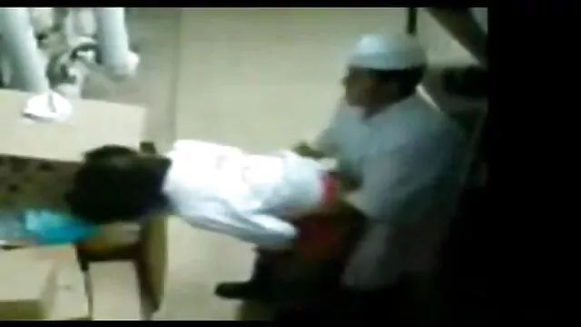 かわいい若いポルノモデルは、シャワーで彼と一緒に彼女の友人と妹に与えます。 エロ 動画 可愛い 女の子