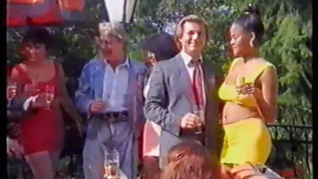 パイパンフェラ、革のソファの上でレズビアンセックスを持つ三雛。 女の子 専用 無料 エロ 動画