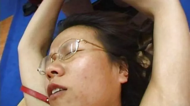 女性は台所の穴に甘い妹を浮かべます 女の子 へ の エッチ 動画