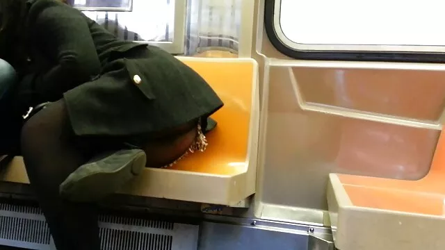 女の子たちは男の子たちに彼女の前を向かないように頼む。 女の子 向け エッチ 動画